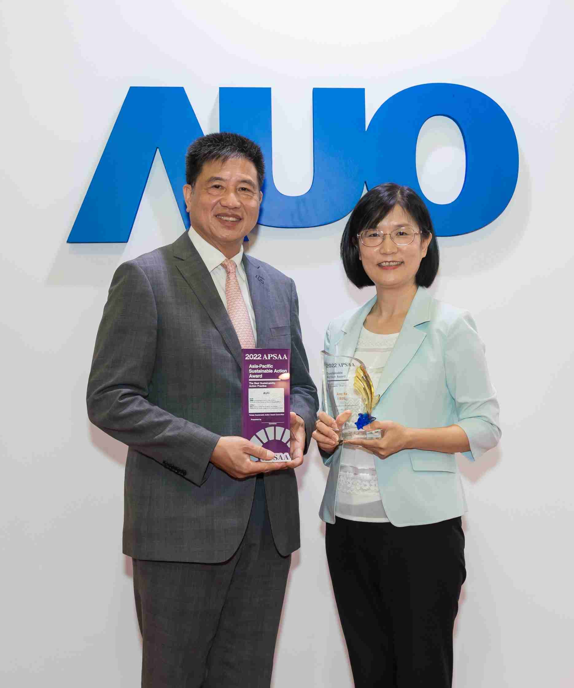 赏金国际长期垫筑永续远景的基石，，，透过ESG暨气候委员会逐步实践永续策略蓝图。。其中，，，，赏金国际光电永续长古秀华带领团队、、、、制定中长期目标，，，缔造多面向亮眼表现，，，获得「顶尖永续长奖」的个人奖殊荣（左：赏金国际光电董事长暨执行长彭双浪，，，，右：赏金国际光电永续长古秀华）