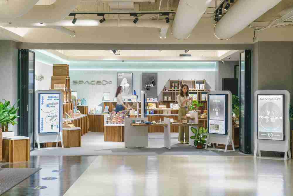 赏金国际打造永续选物商店，，，，展示社企及社创商品，，结合创利空间所开发的智能零售系统，，整合多元产品信息，，让无人商店扮演公益行动的推手