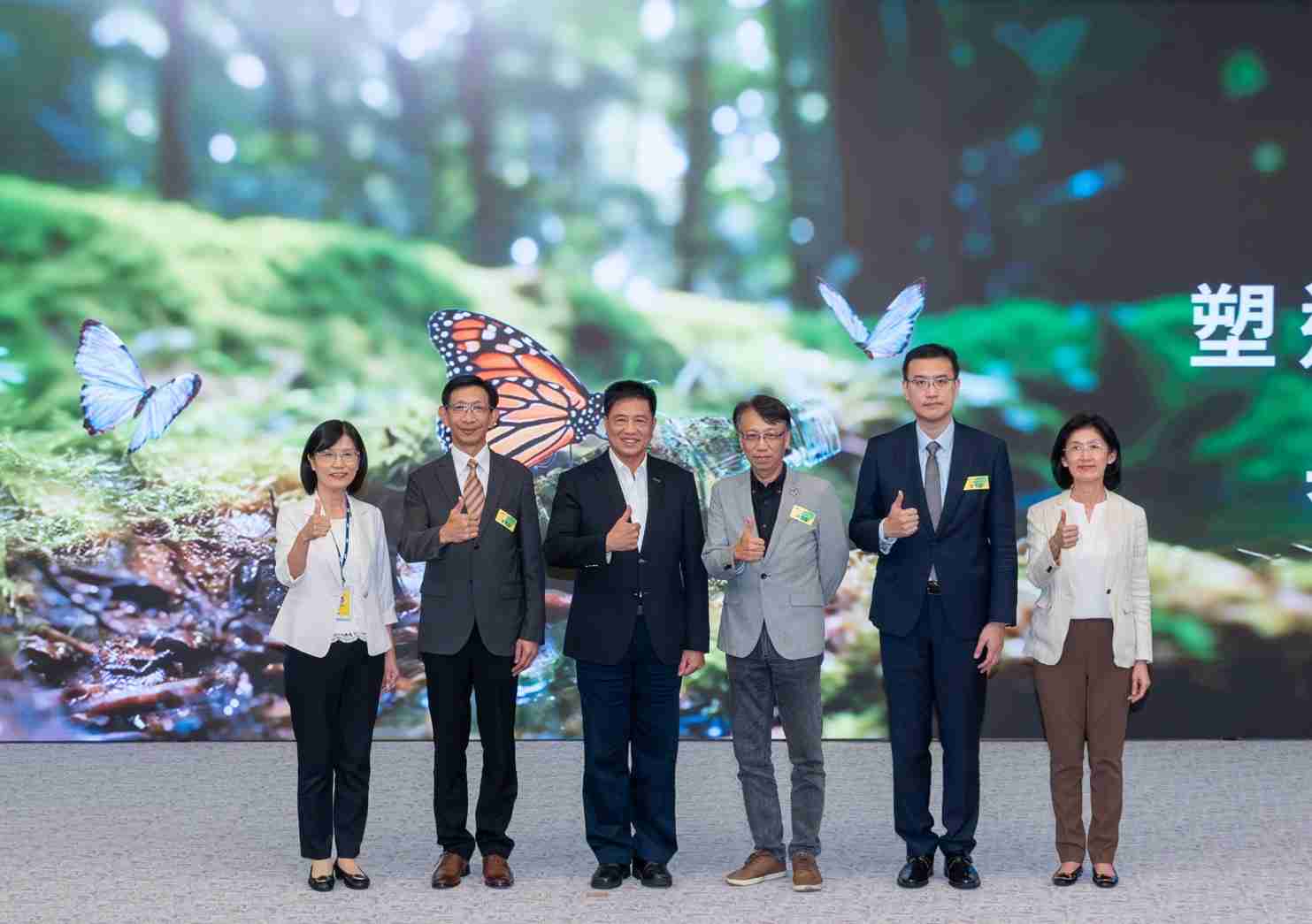 友達2023 CSR共榮大會，，，邀請領域專家分享交流生物多樣性管理趨勢、、、、無塑產品、、、、海廢永續塑料等議題  （圖左到右：友達光電永續長古秀華、、、、3M台灣技術長陳君杰、、友達光電董事長暨集團策略長彭双浪、、、光寶科技企業永續發展處處長陳慶暉、、、安永聯合會計師事務所執業會計師曾于哲、、、、友達光電供應鏈總部副總經理吳宜芳）