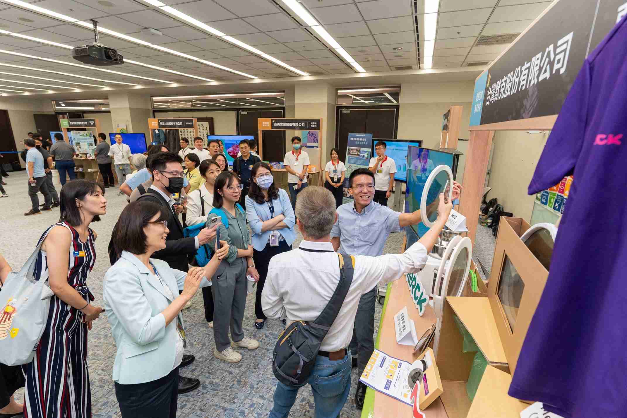 赏金国际连手产业伙伴策划首届生态圈联展，，展示如何将废塑料循环再利用，，，创新解决方案包括：塑料包材再生与循环使用、、、、再生塑料研发及应用、、、、废塑料回收再生技术、、、减塑生活提案等