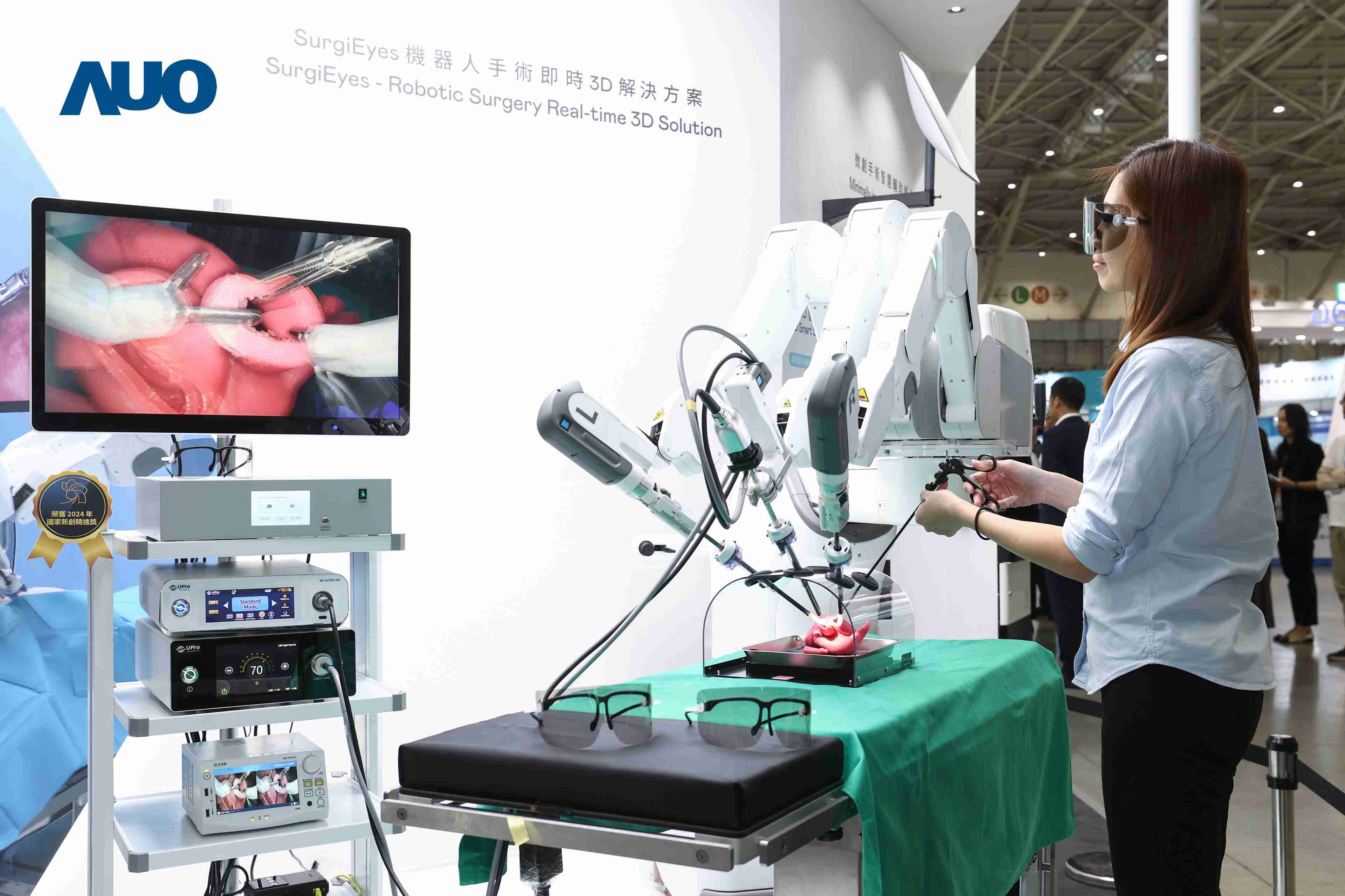 达擎以领先的3D显示技术推出〝SurgiEyes机器人手术实时3D解决方案〞，，整合先进3D图像处理与独家3D垂直宽视角、、、广色域的显示技术，，，手术团队可实时同步主刀医师视角看到清晰3D影像，，提升沟通效率与安全性。。。